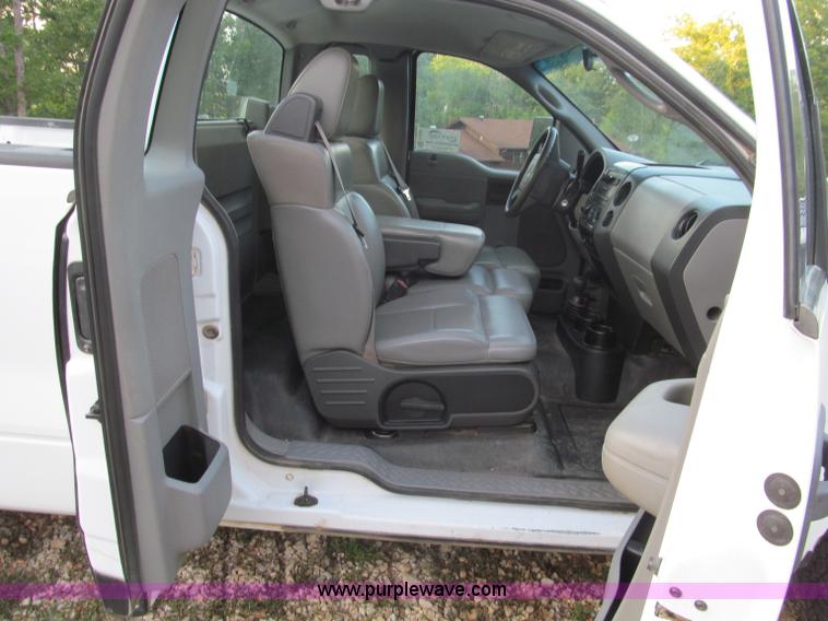 image for item F4583 2006 Ford F150 pickup truck