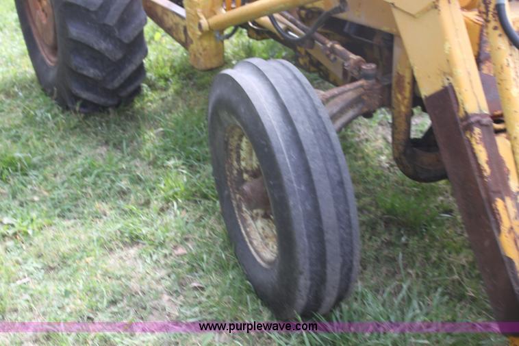 image for item G4745 1986 Ford 3400 tractor