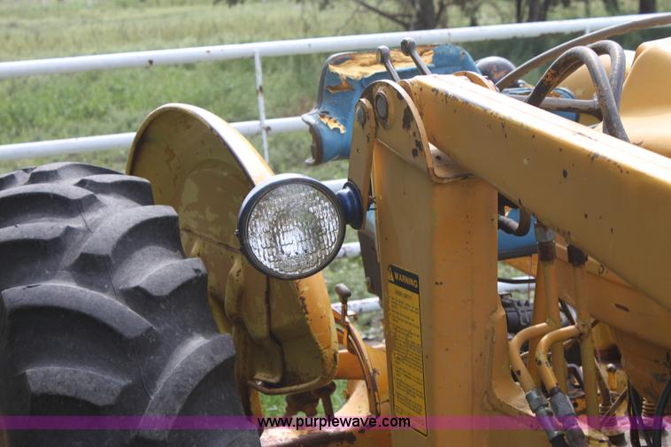 image for item G4745 1986 Ford 3400 tractor