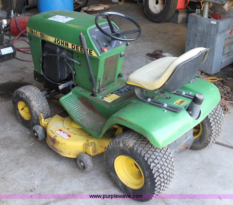 image for item G4947 John Deere 116 lawn mower