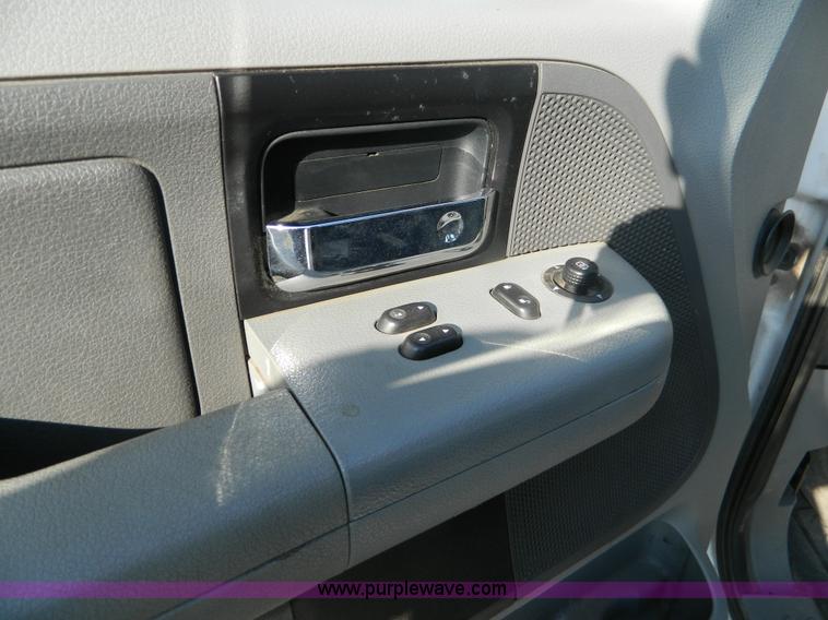 image for item G7501 2006 Ford F150 pickup truck