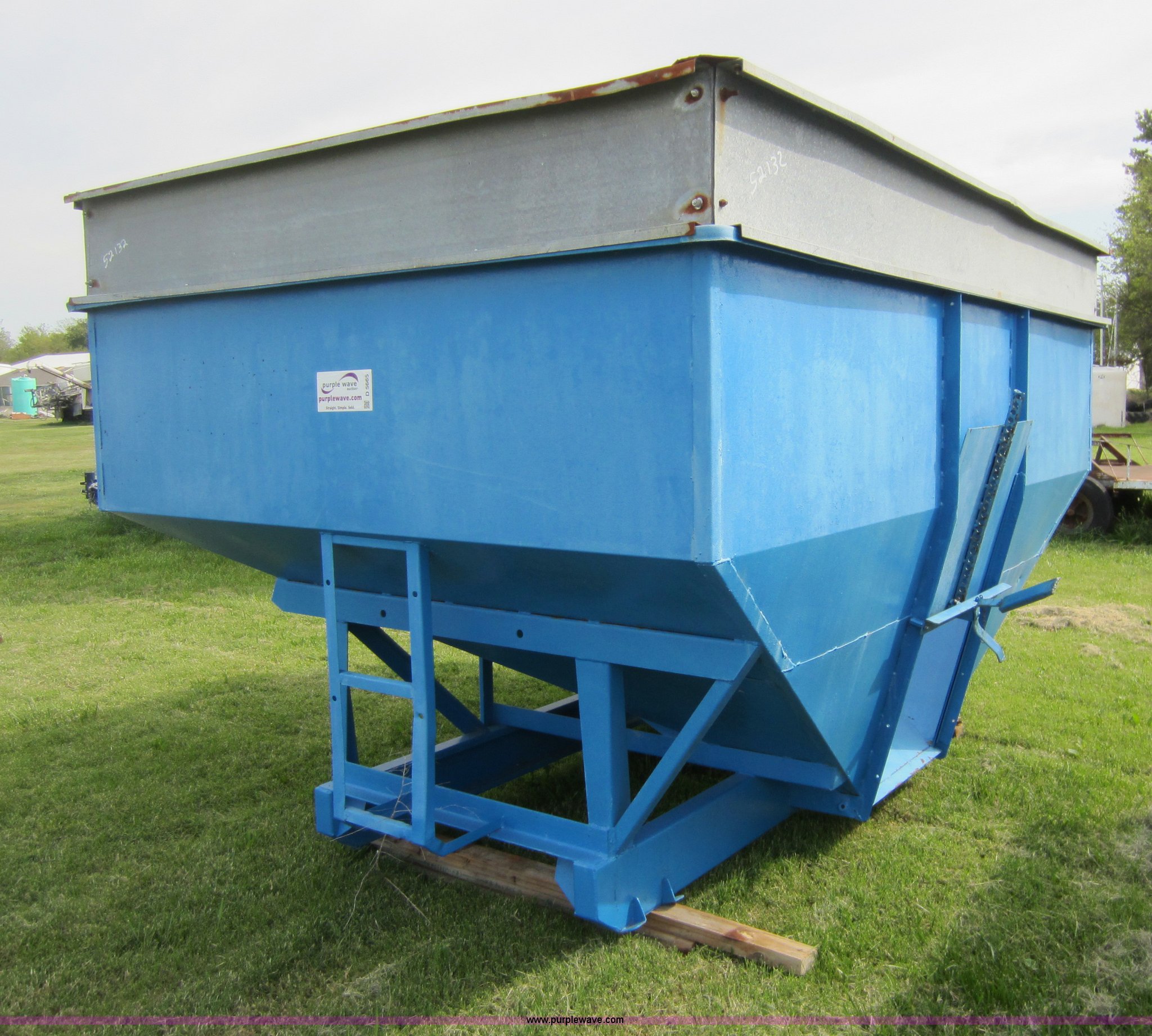 300 bushel grain bin in Girard, KS Item D5665 sold Purple Wave