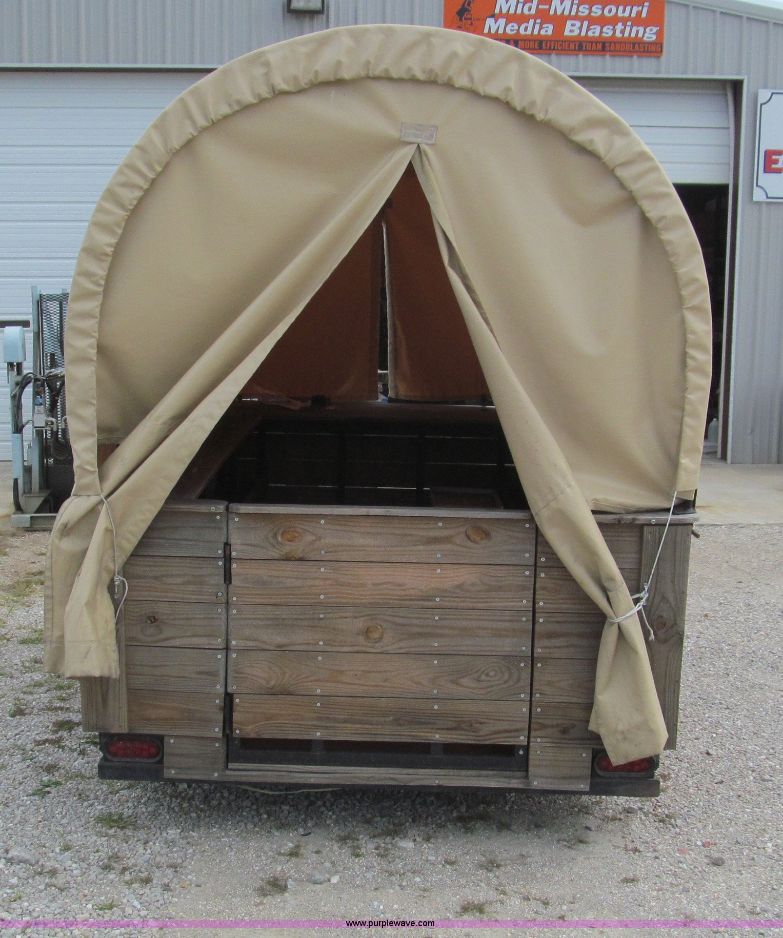 2005 Branson trailer in Lebanon, MO Item F4595 sold Purple Wave