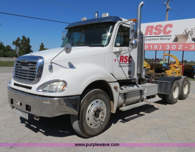 image for item B2481 2005 Freightliner Columbia semi truck