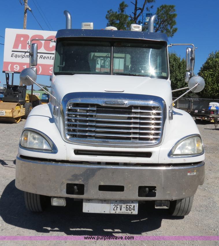 image for item B2481 2005 Freightliner Columbia semi truck