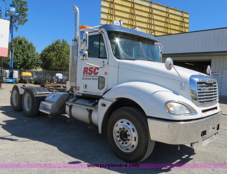 image for item B2481 2005 Freightliner Columbia semi truck