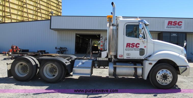 image for item B2481 2005 Freightliner Columbia semi truck