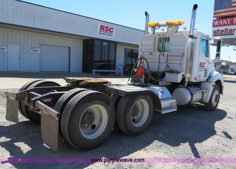 image for item B2481 2005 Freightliner Columbia semi truck