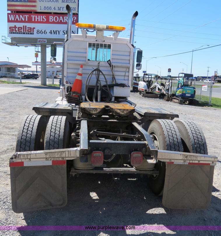 image for item B2481 2005 Freightliner Columbia semi truck