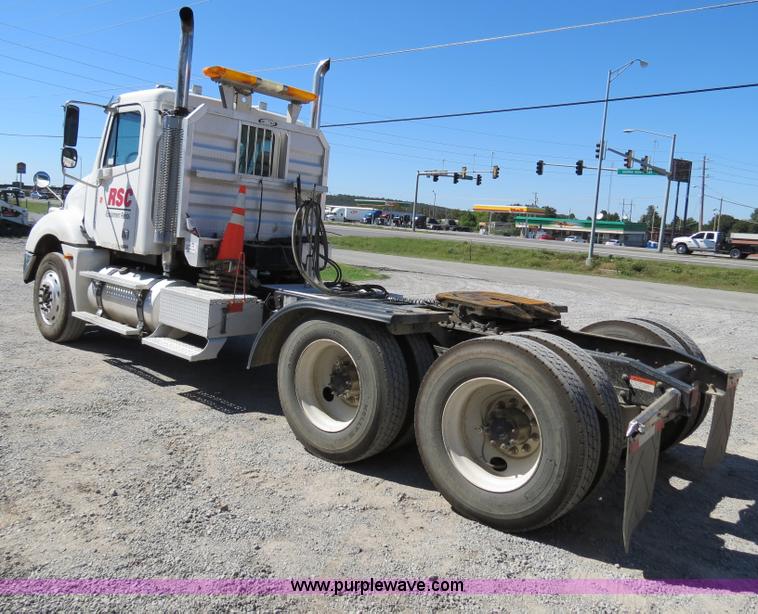 image for item B2481 2005 Freightliner Columbia semi truck