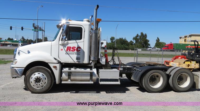 image for item B2481 2005 Freightliner Columbia semi truck