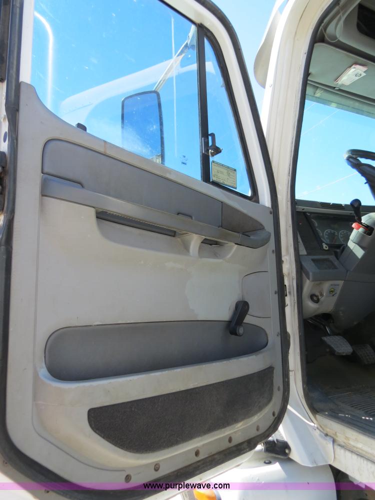 image for item B2481 2005 Freightliner Columbia semi truck