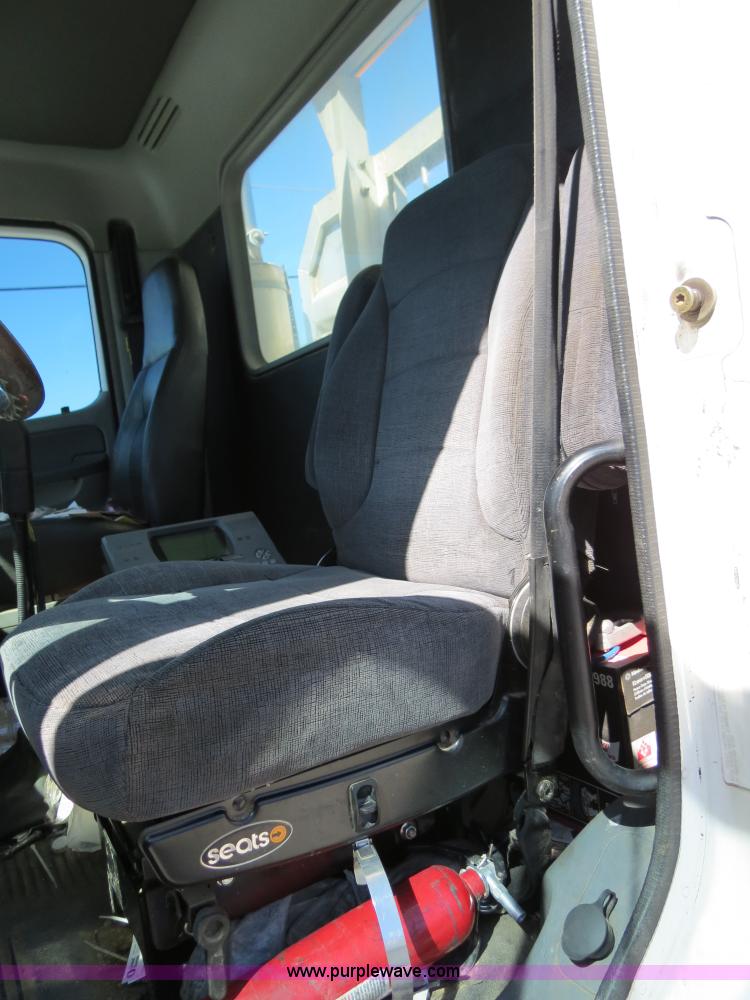 image for item B2481 2005 Freightliner Columbia semi truck