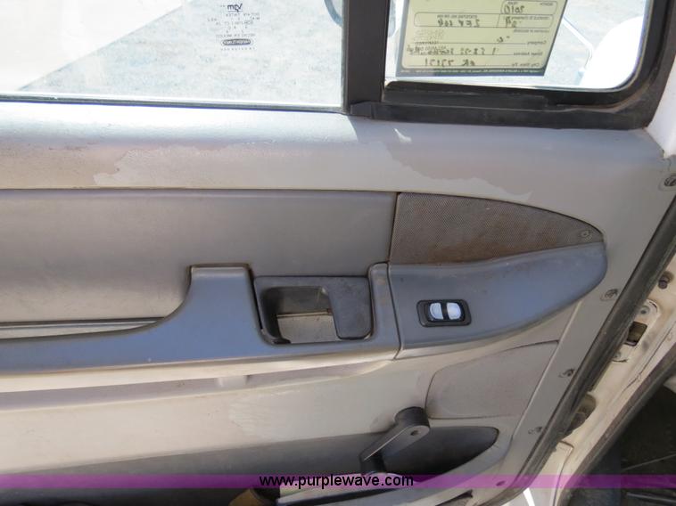 image for item B2481 2005 Freightliner Columbia semi truck