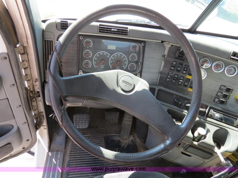 image for item B2481 2005 Freightliner Columbia semi truck