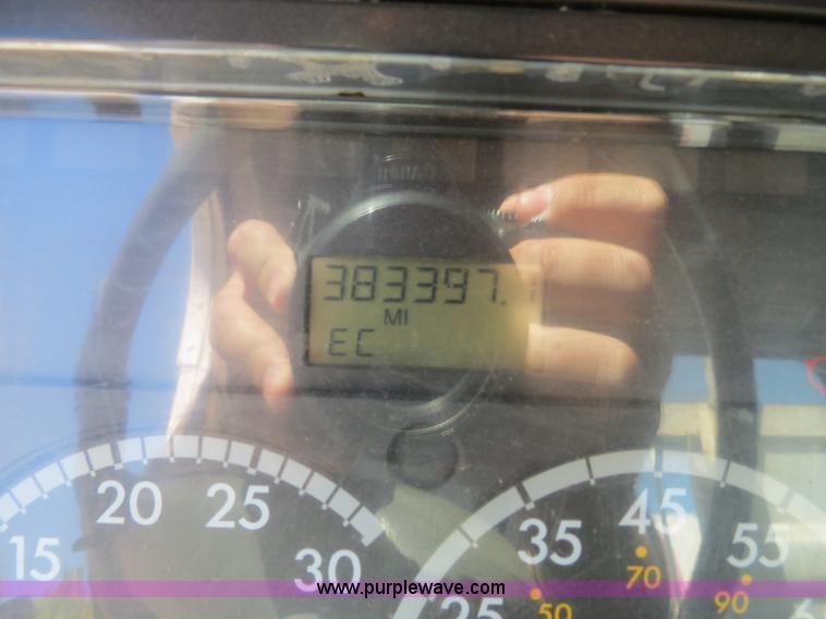 image for item B2481 2005 Freightliner Columbia semi truck