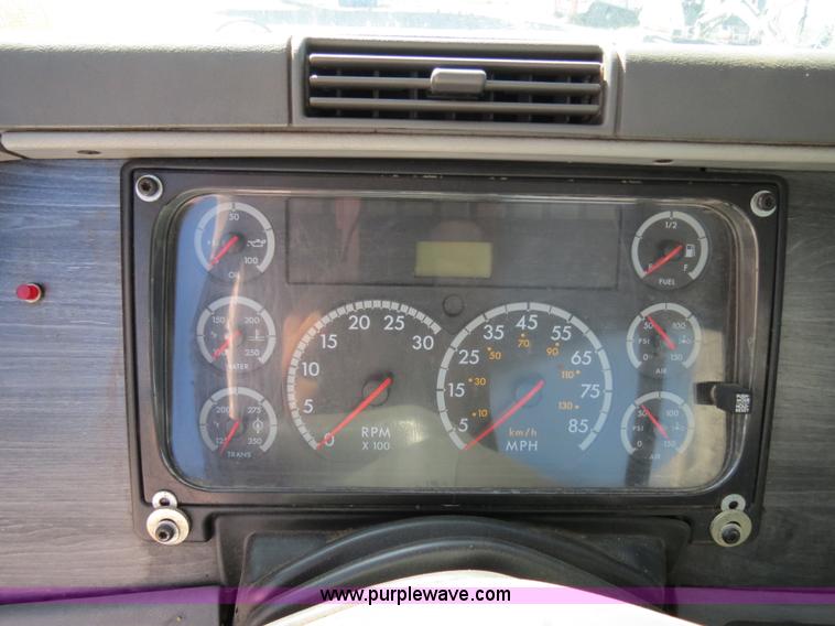 image for item B2481 2005 Freightliner Columbia semi truck