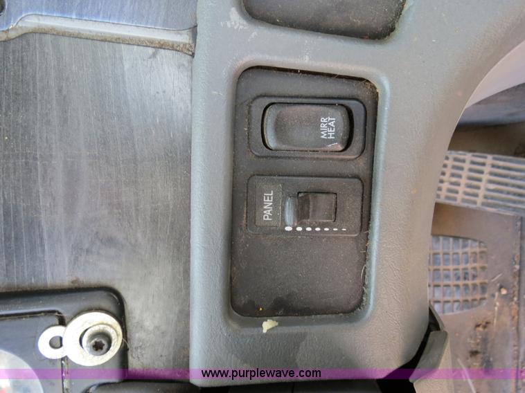 image for item B2481 2005 Freightliner Columbia semi truck