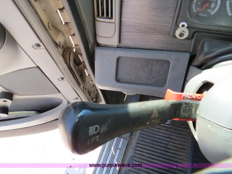 image for item B2481 2005 Freightliner Columbia semi truck