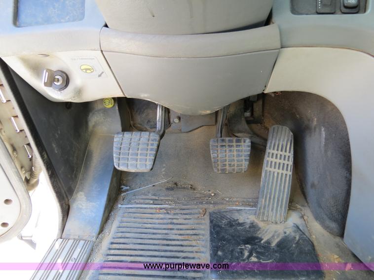 image for item B2481 2005 Freightliner Columbia semi truck