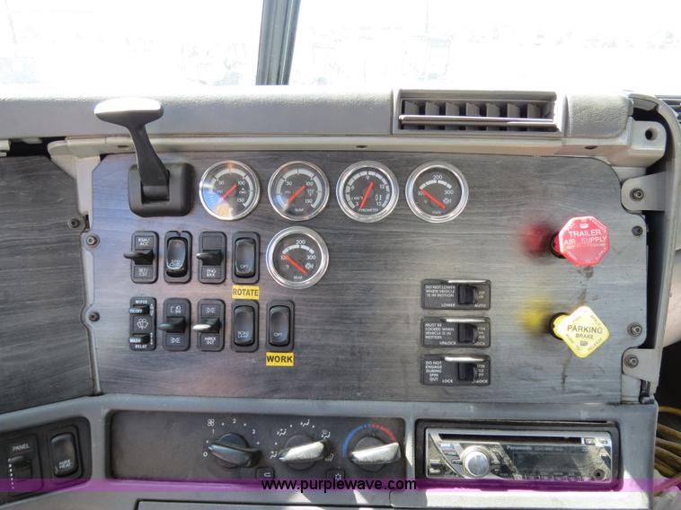 image for item B2481 2005 Freightliner Columbia semi truck