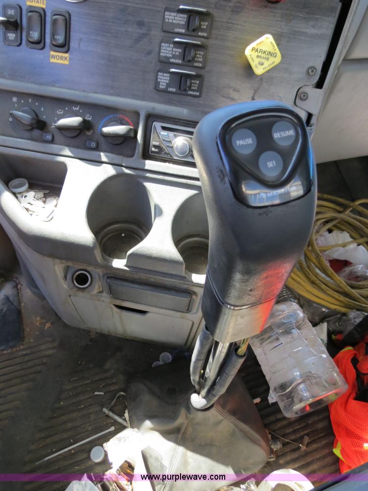 image for item B2481 2005 Freightliner Columbia semi truck