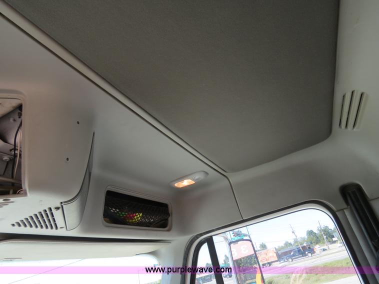 image for item B2481 2005 Freightliner Columbia semi truck