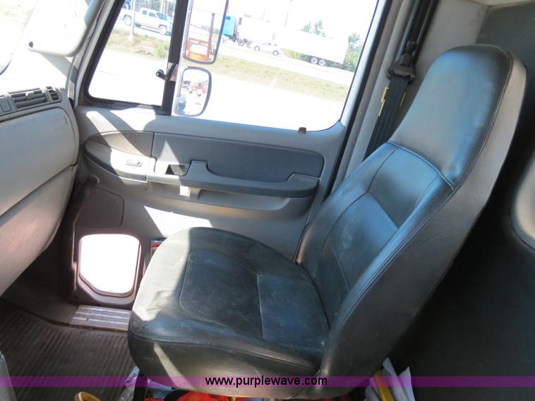 image for item B2481 2005 Freightliner Columbia semi truck