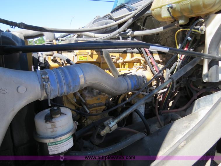 image for item B2481 2005 Freightliner Columbia semi truck