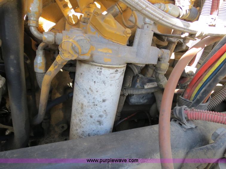 image for item B2481 2005 Freightliner Columbia semi truck