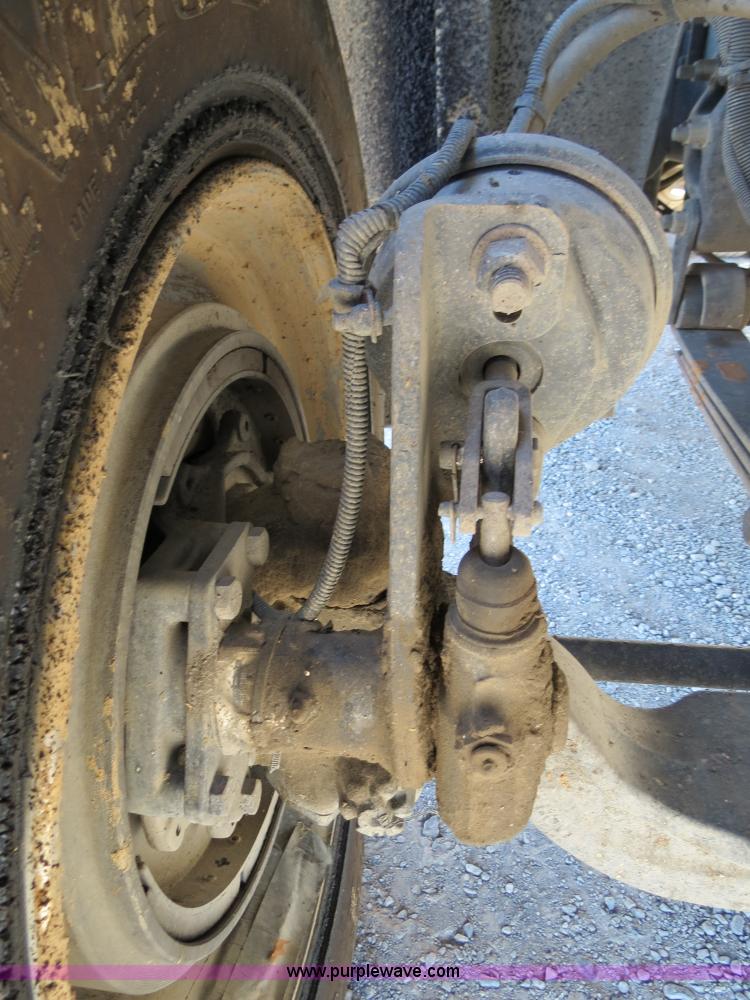 image for item B2481 2005 Freightliner Columbia semi truck