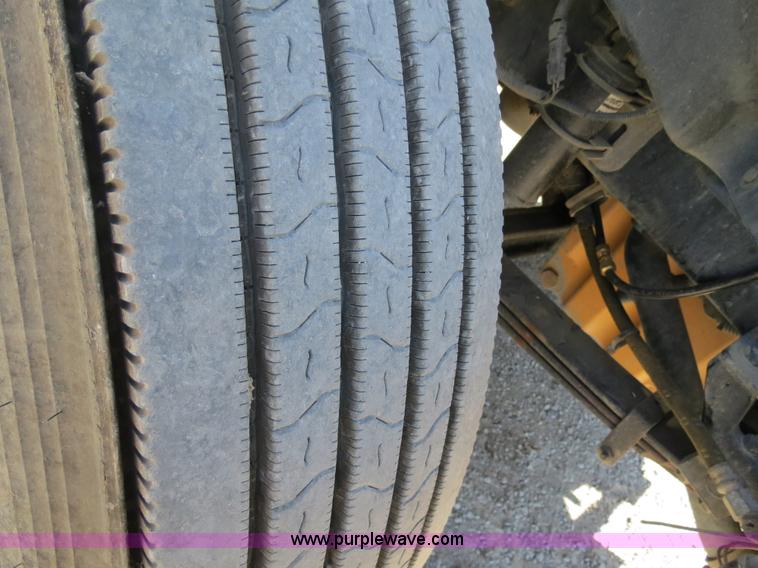 image for item B2481 2005 Freightliner Columbia semi truck