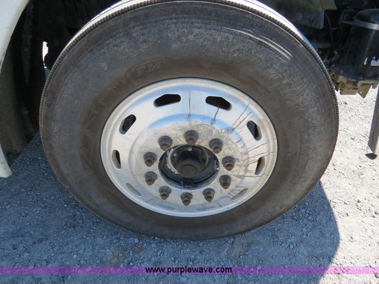 image for item B2481 2005 Freightliner Columbia semi truck