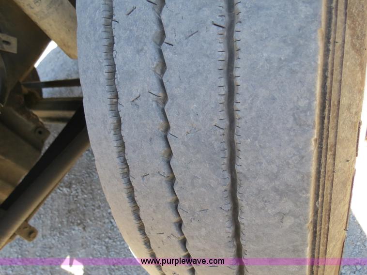 image for item B2481 2005 Freightliner Columbia semi truck