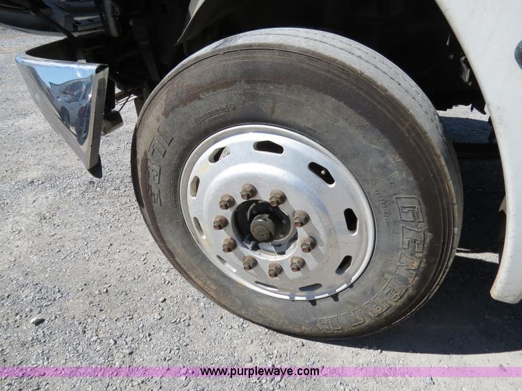 image for item B2481 2005 Freightliner Columbia semi truck