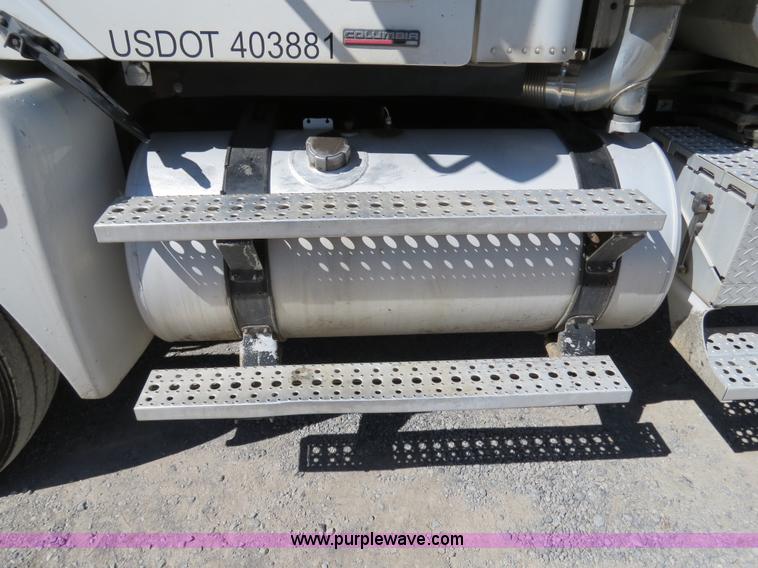 image for item B2481 2005 Freightliner Columbia semi truck