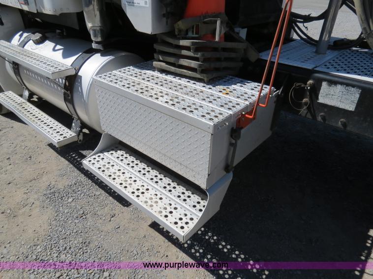 image for item B2481 2005 Freightliner Columbia semi truck