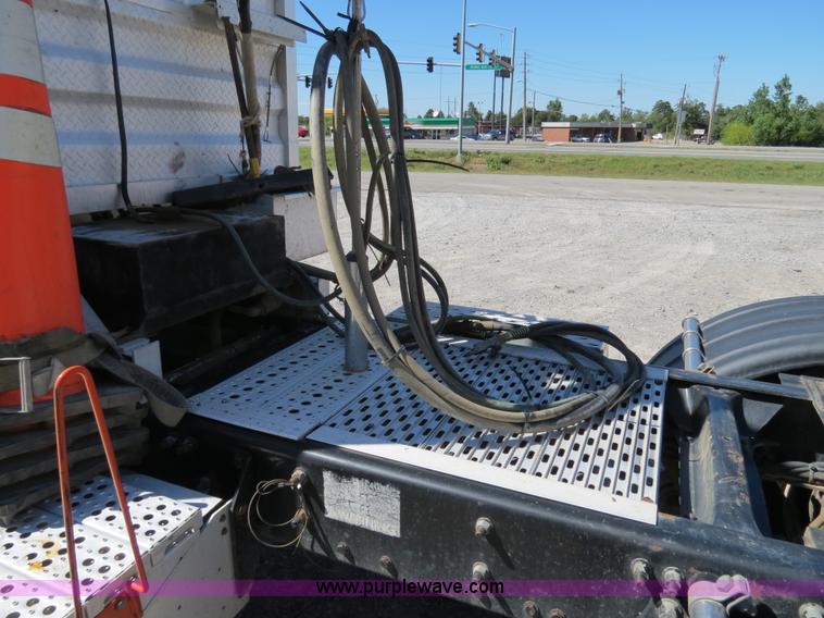 image for item B2481 2005 Freightliner Columbia semi truck