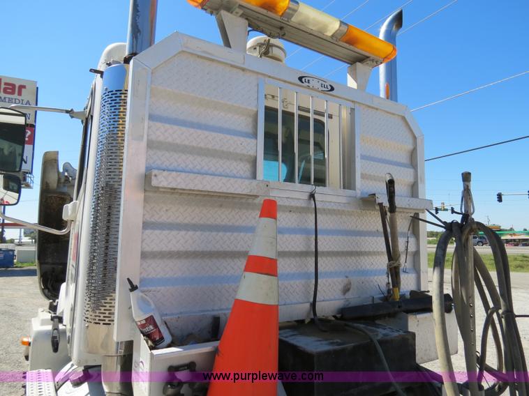 image for item B2481 2005 Freightliner Columbia semi truck