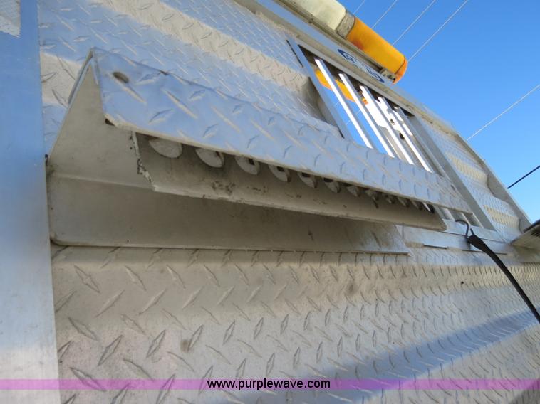 image for item B2481 2005 Freightliner Columbia semi truck