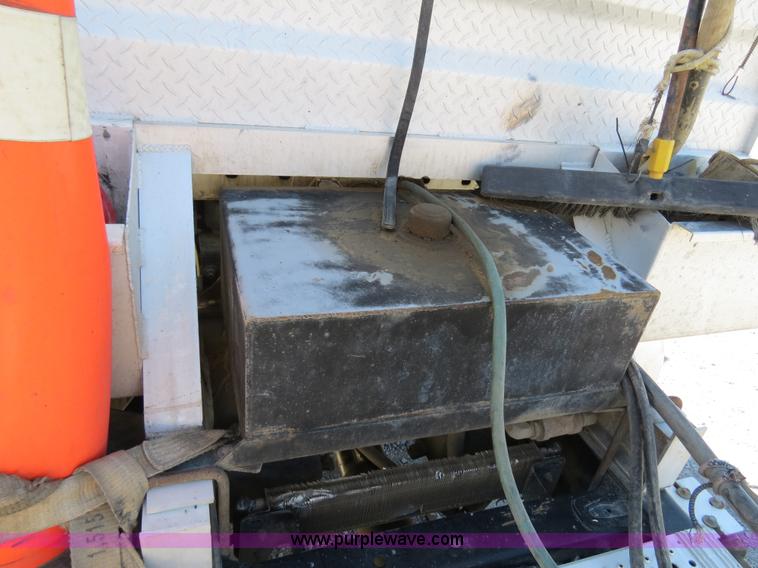 image for item B2481 2005 Freightliner Columbia semi truck