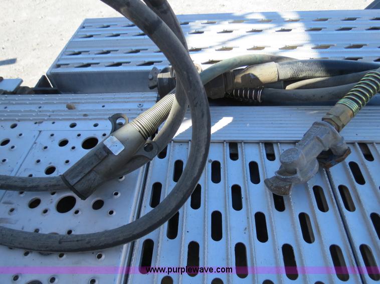 image for item B2481 2005 Freightliner Columbia semi truck