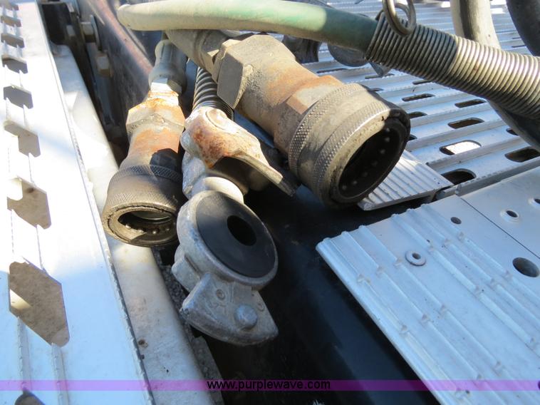 image for item B2481 2005 Freightliner Columbia semi truck