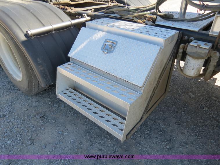 image for item B2481 2005 Freightliner Columbia semi truck