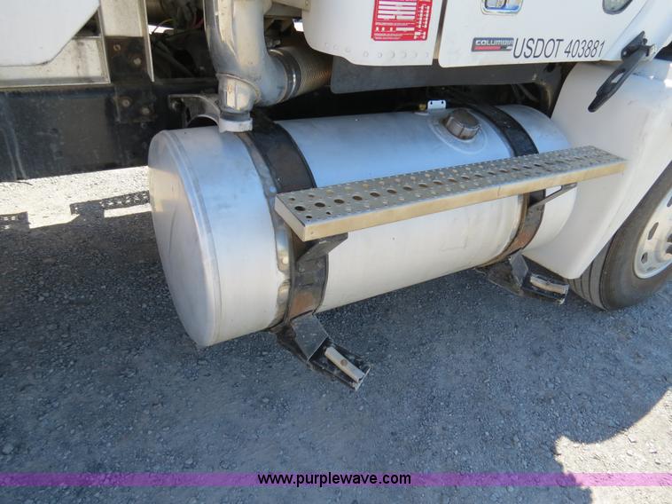 image for item B2481 2005 Freightliner Columbia semi truck