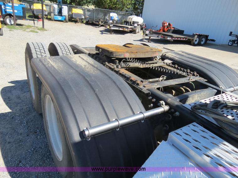 image for item B2481 2005 Freightliner Columbia semi truck