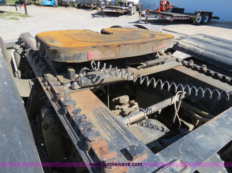 image for item B2481 2005 Freightliner Columbia semi truck