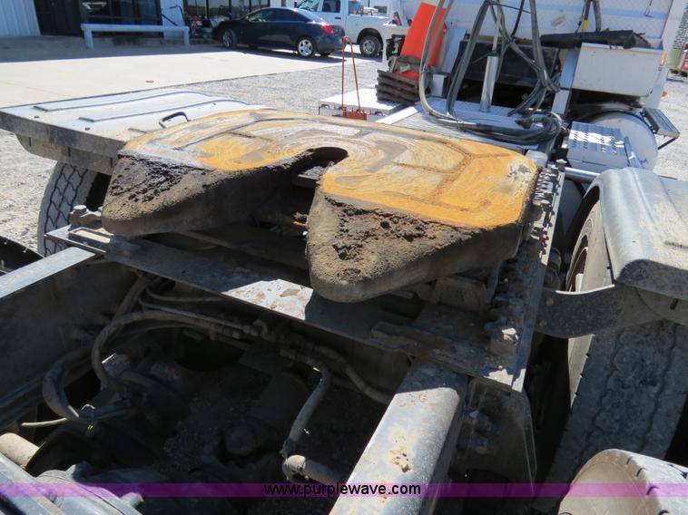 image for item B2481 2005 Freightliner Columbia semi truck