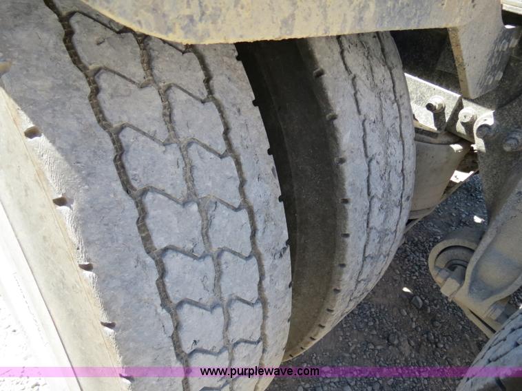 image for item B2481 2005 Freightliner Columbia semi truck