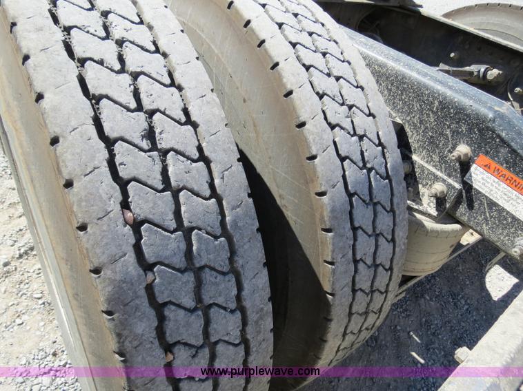 image for item B2481 2005 Freightliner Columbia semi truck